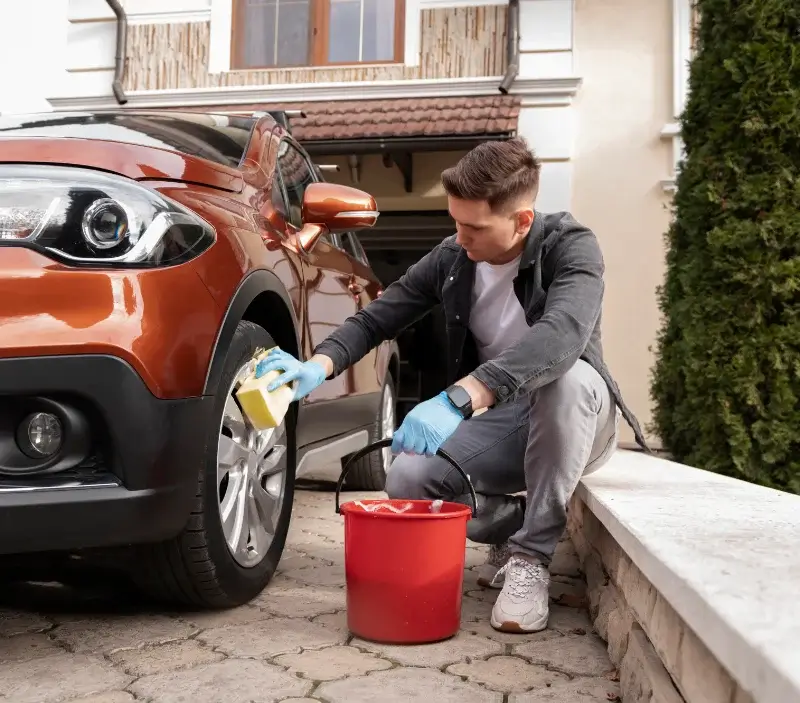 Lavage auto à domicile Betchat : professionnel intervenant sur un véhicule